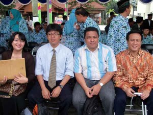 24201_1267959977629_1188709927_30619261_7864978_n Para Pengurus BeBlog Mejeng Bersama (Kiri-Kanan : Anggikusumah, M.Harun Al Rasyid, Amril Taufik Gobel, Aris Heru Utomo)