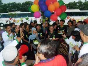 Rombongan Amprokan Blogger bersama Pak Eka Budianta menyanyikan lagu Happy Birthday Pohon untuk merayakan ulang tahun kedua Kebun Raya Jababeka