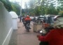 pengendara motor di trotoar pengendara motor di trotoar